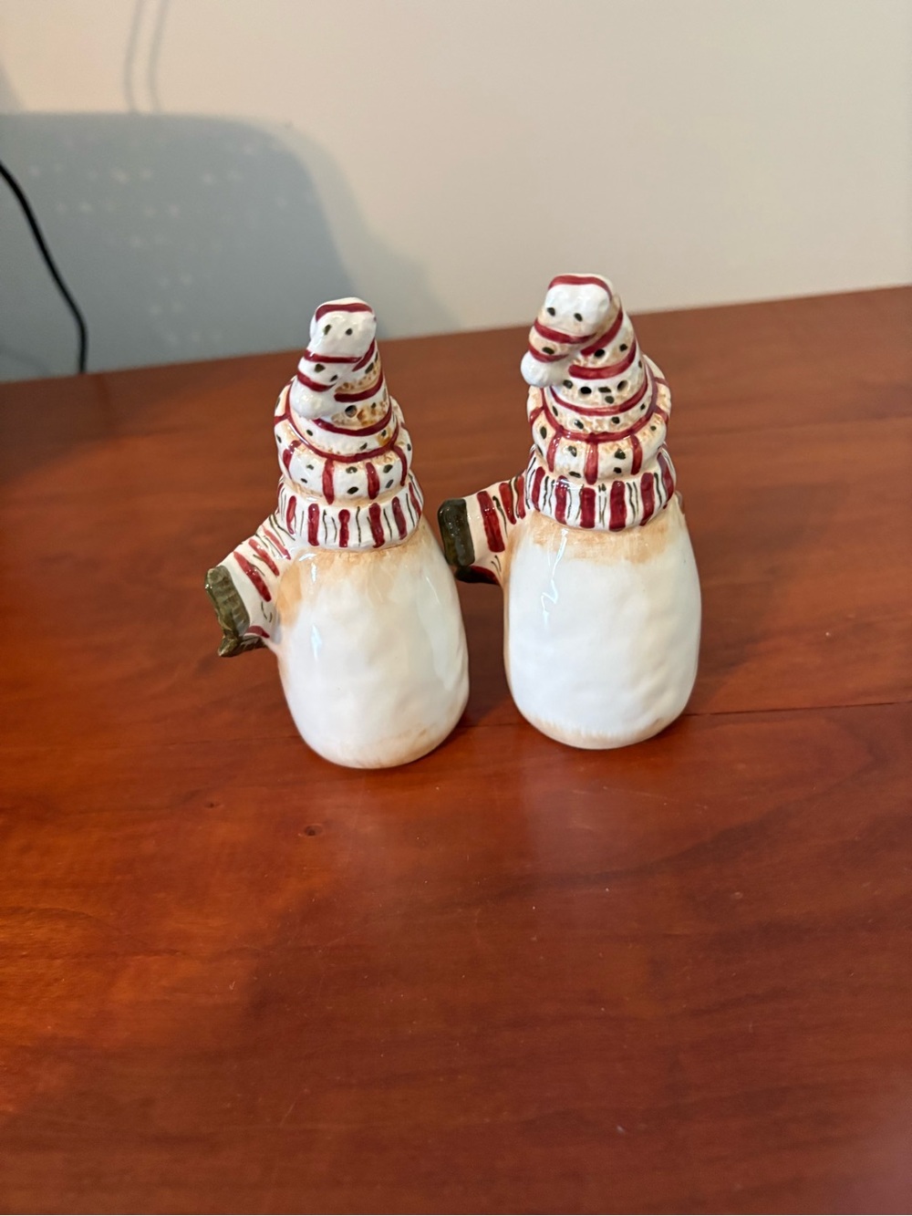 Cozy Snowman Salt & Pepper Shakers Christmas Kitchen Decor - Picture 4 of 6